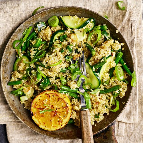 Kasviskvinoan kaveriksi voit paahtaa pannulla puolikkaan sitruunan, josta puristat mehua annoksille. Paahtamisesta sitruuna saa herkullisen maun.