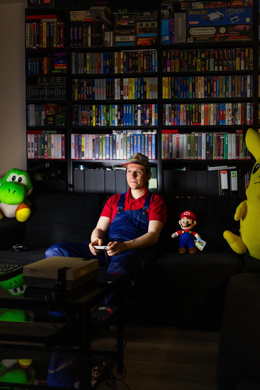 Jari pukeutui pelihetkeen kuin Mario. Pehmo on joululahja ystävältä. ”Olen saanut myös hienon hamahelmistä kootun joulukranssin, jossa  on pelihahmoja.”