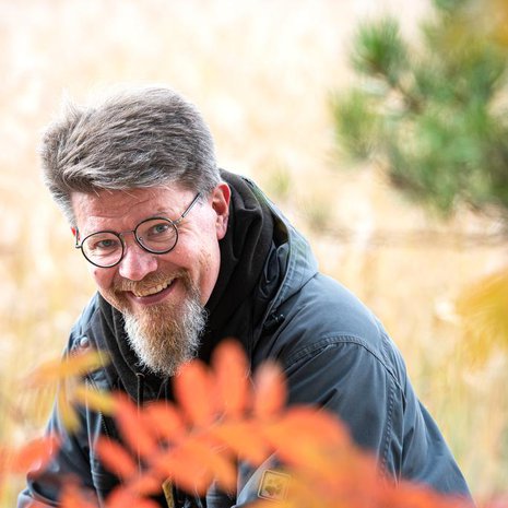 Valokuvausalan yrittäjänä uransa tehnyt Seppo Pöllänen on itsekin intohimoinen luontokuvaaja. Kuvausreissuille hän ajaa usein itärajalle, mutta kuvattavaa riittää myös Sepon kolmessa asuinpaikassa Espoossa, Littoisissa ja Utössä. 