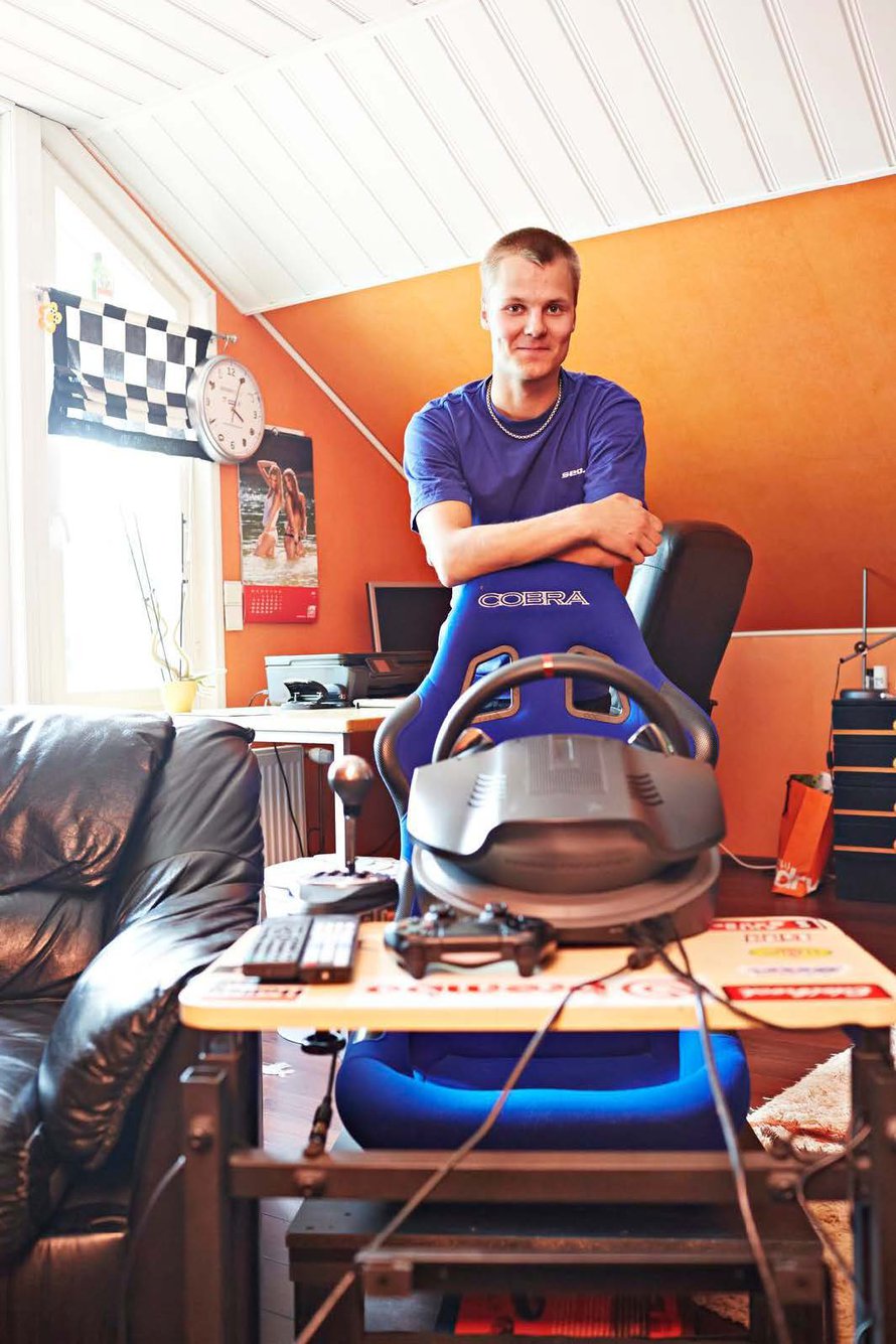Huoneessaan Atella on Play Station -nurkkaus. "Pelailen vain autopelejä."