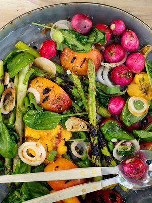 Tämäkin iloisen kirjava salaatti kävi grillin kautta.