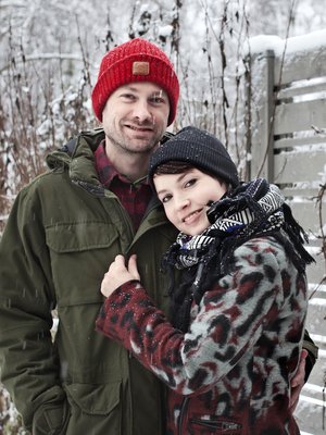 Marja Salo, 34, on Kansallisteatterin näyttelijä. Andy Kruse, 38, on kansainvälisen koulun sijaisopettaja ja freelance-toimittaja. Hän rullaluistelee ja kilpailee edelleen. Marja ja Andy asuvat Helsingissä lastensa Milesin ja Mimin kanssa.