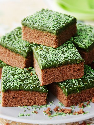 Vihreinä Minecraft-paloina mokkapalat sen kuin vain paranevat. Värjää tomusokerikuorrutus vihreällä geelimäisellä elintarvikevärillä ja koristele palat vihreällä strösselillä. 