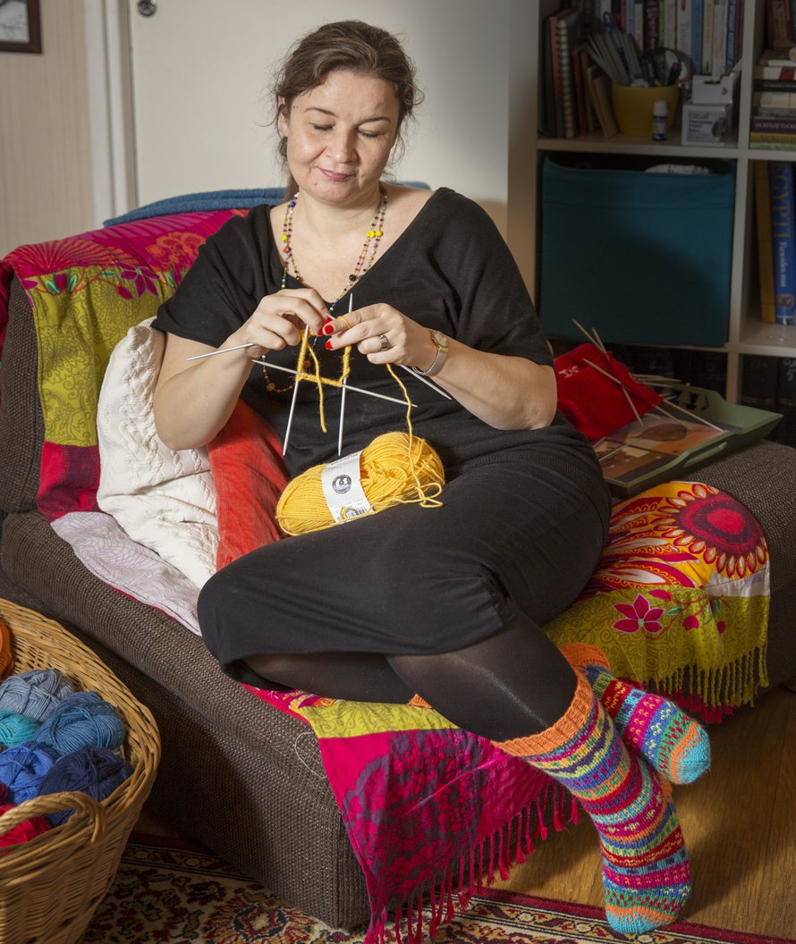 Marjutilla on neuletuoli, jonka ympärillä ovat langat ja tarvikkeet. Aikuisuuden kynnyksellä olevat tyttäret ovat oppineet, että äiti kyllä kuuntelee, vaikka koko ajan neuloisikin.