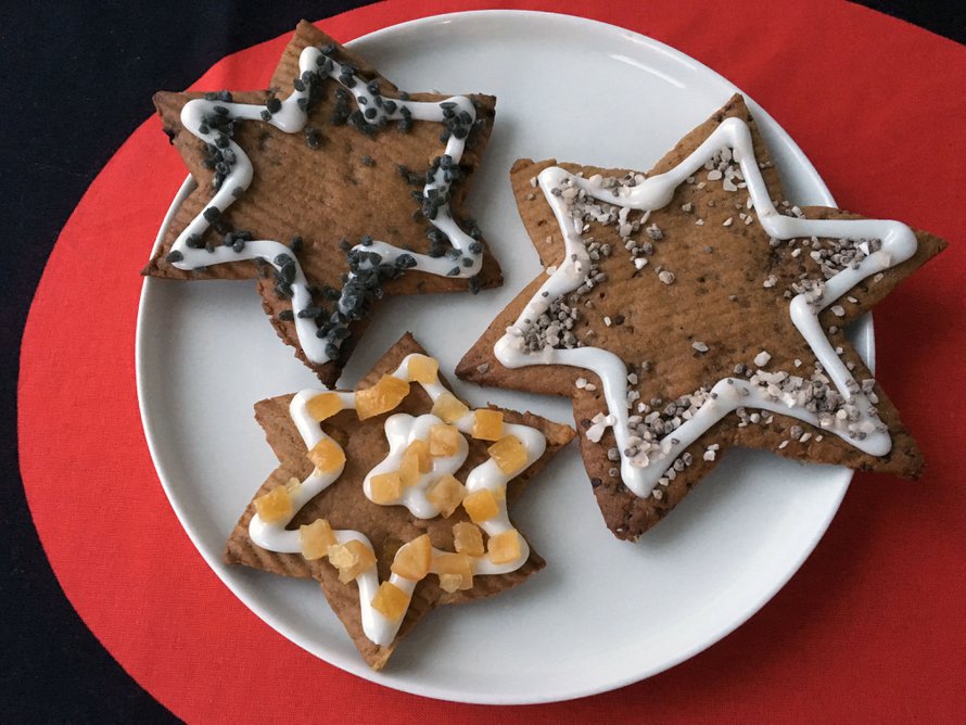 Piparien koristeet antavat vinkin mausta! Nämä piparit on maustettu salmiakki- ja piparminttusuklaarouheilla sekä sokeroiduilla appelsiinikuoripaloilla.
