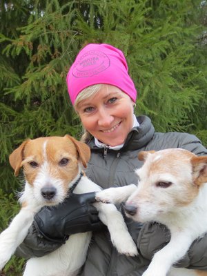 Pauliina Laine viihtyy koiriensa Hurrin (vas.) ja Hipun kanssa.