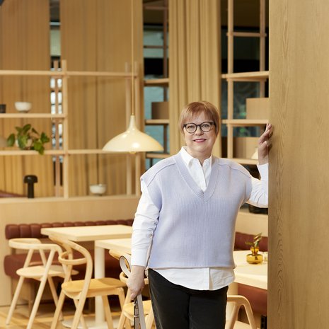 Eijalle sopiva värimaailma löytyi viileistä sävyistä. Trendivaate neuleliivi näyttää hyvältä mustien farkkujen ja valkoisen kauluspaidan kanssa.