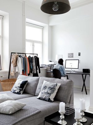 Oleskelutila on myös Sannan toimisto. Hän vetää neljää vaatemyymälää.