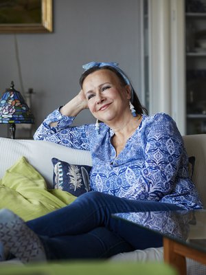 60-vuotias Suomen Kansallisteatterin näyttelijä asuu Helsingissä miehensä kanssa. ”Nuorena odotin, että tulisin vanhemmaksi. Se tuntui kiinnostavammalta. En ole koskaan haikaillut nuoruuden perään.”