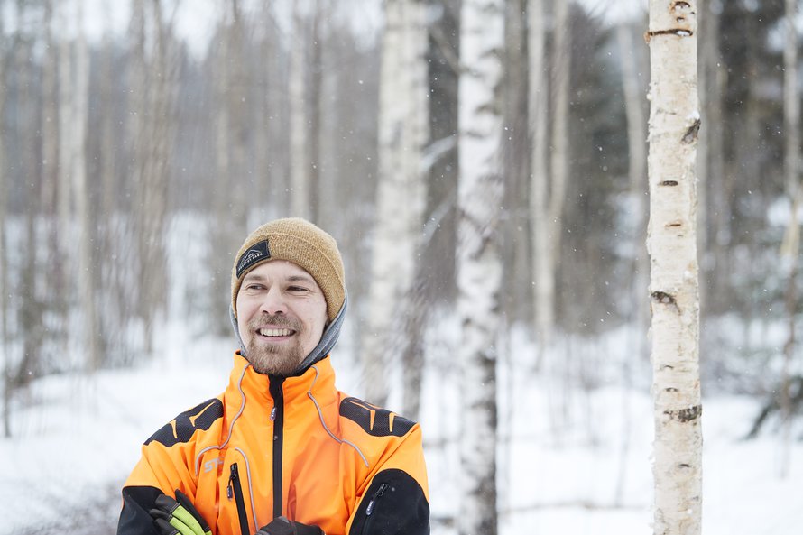 Roope asuu Kouvolan Valkealassa ja osittain mökillään Luumäellä. Hän omistaa nyt noin 70 hehtaaria metsää. ”On jännä, että omassa metsässä sitä tuntee melkein jokaisen puun.” 