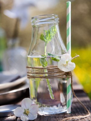 Eipä ole juomapilli hukassa, kun sen nyörittää pulloon kiinni.