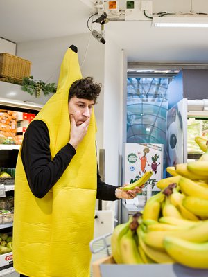 Kasper Strömmanin, 42, Kasper Diem -blogi valittiin vuonna 2016 Vuoden blogiksi. Kolme vuotta aiemmin hänet oli valittu Vuoden graafikoksi. Helsingin Vallilassa asuvaan perheeseen kuuluvat avovaimo, Marimekon tekstiilisuunnittelija Maija Louekari sekä kolme lasta, joista pienintä Kasper kutsuu Vuoden vauvaksi.