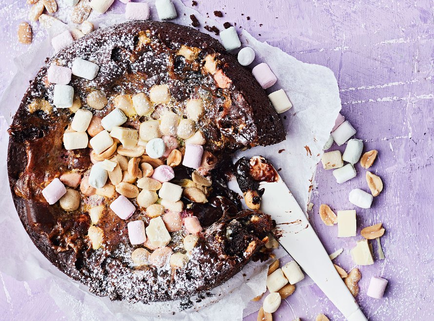 Rocky road + mutakakku = helppo ja sopivan överi herkku, jota kannattaa kokeilla!