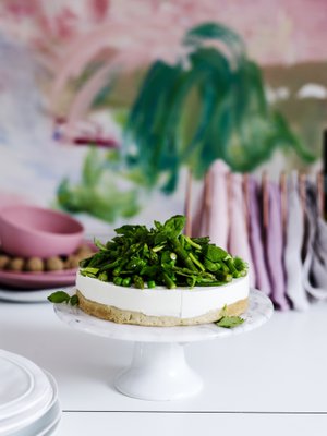 Suolaiseen pätee sama kuin makeaankin: helpon, mutta herkullisen juustokakun leipomalla säästyt muutamalta täytekakun työvaiheelta.