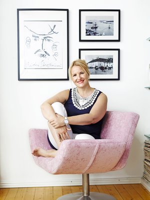 ”Valmistun sisustussuunnittelijaksi. Kävin koulun itseäni varten, mutta voisin ajatella tekeväni työtä myös käytännössä”, kertoo Laura Ruohola. Tuoli oli ennen punainen. Se alkoi kaivata uutta pastellista väriä sen jälkeen, kun Laura päätti tapetoida olohuoneen seinän vaaleanliilalla tapetilla. Tuoli on Valantin Hymy, kangas Designers Guildin. Verhoilutyö Åke Tolosen verhoomo.