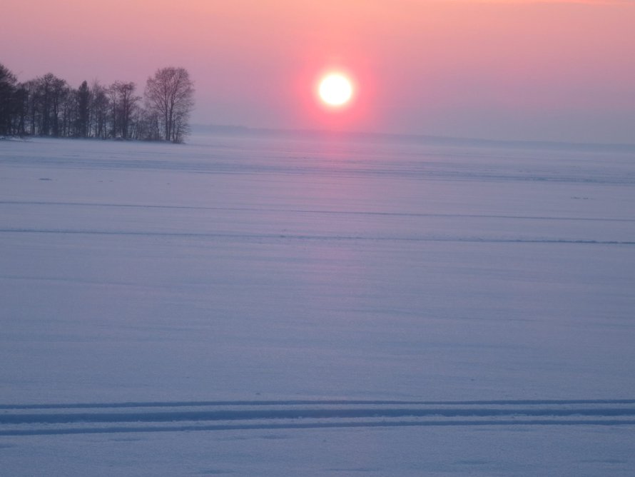 Auringonlaskun hetki Säkylän Pyhäjärvellä helmikuussa. – Outi Nokelainen 