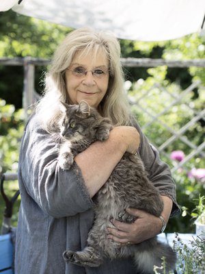 72-vuotias toimittaja ja kirjailija Maria Schulgin asuu Loviisassa. Hän on ollut luomassa useita kulttuurihankkeita, joista tunnetuin on Loviisan wanhat talot -tapahtuma. 