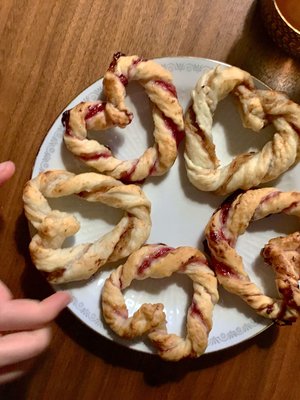 Torttukranssi on juuri sopiva suupala eikä puolukkahillolla täytettynä lainkaan liian makea.