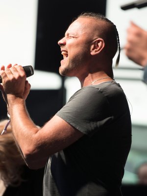 Hannu Lepola on 43-vuotias Rajaton-yhtyeen laulaja. Hän asuu Lohjalla avopuolisonsa kanssa. Yksi tytär aiemmasta liitosta. Rajaton julkaisi marraskuussa 2017 Tuhansien laulujen maa -levyn, jossa on rakastettuja suomalaisia kappaleita uudelleen sovitettuna. Hannu valitsi levylle Eppu Normaalin kappaleen, jossa lauletaan Turmiolan Tommista.