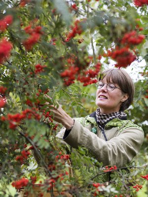Seinäjoella asuva 52-vuotias  raakaruokavalmentaja ja kirjailija harrastaa joogaa ja pilatesta sekä säveltää ja sanoittaa musiikkia.