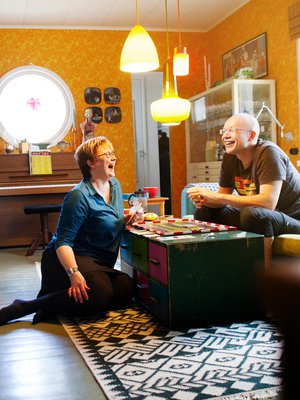 Kirjailijat Aino Havukainen, 47, ja Sami Toivonen, 45, asuvat Sastamalassa Mauri Kunnaksen lapsuudenkodissa. Heidän perheeseensä kuuluvat 12- ja 14-vuotiaat tyttäret. Kaksikko tunnetaan parhaiten Tatu ja Patu -kirjoistaan, joita on käännetty 21 kielelle