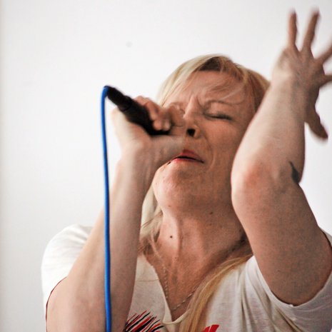 Kirjailija Kati Hiekkapelto, 44, asuu Hailuodon saarella.