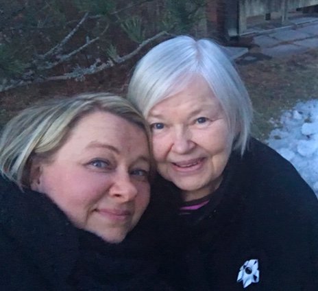 Päätoimittaja Minna McGill kiittää Liisa-äitiään: "Kiitos äiti, kun hymyilet ja naurat paljon, soitat usein ja vieläkin huikkaat ovelta lähtiessäni, että muistathan ajaa varovasti."