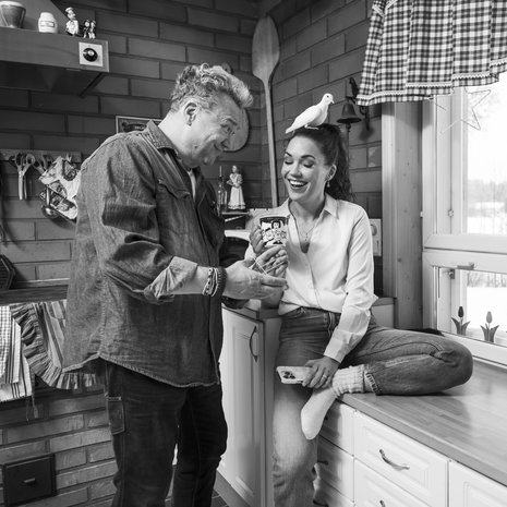 Ennen vatsastapuhujaksi ryhtymistä Sari Aalto mietti, voiko hän olla vakavasti otettava yrittäjä, jos hänen liiketoimintansa perustuu nukeilla leikkimiseen ja juttelemiseen itsensä kanssa. "Isän esimerkki on osoittanut, että on turha miettiä, mitä muut ajattelevat", Sari sanoo.