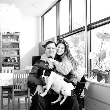 Jari Mönkkösen ja Moona-tyttären suhde on muuttunut viime vuosina entistäkin läheisemmäksi. ”Isästä on tullut empaattisempi ja tosi hyvä kuuntelija”, Moona sanoo.