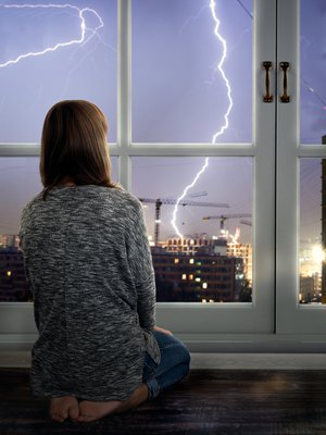 Jos ukkonen on aivan päällä, sitä ei kannata ihailla aivan ikkunan vieressä.