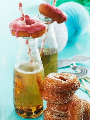 Pestyistä mehu- tai smoothiepulloista saa kivan lisän juhlakattaukseen. Etikettiliima irtoaa pesuainevedessä liottamalla ja teräsvillalla hankaamalla.