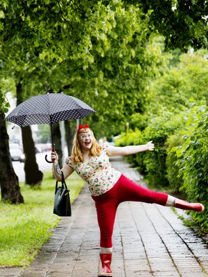 Alisa Vanne pukeutuu harvoin housuihin, mutta kun pukeutuu, tyyli pysyy. Kuva: <span class="photographer">Robert Seger</span>