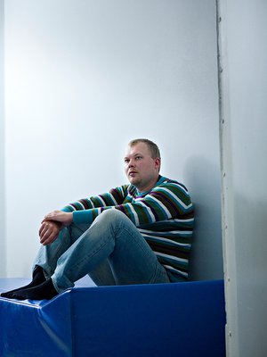 Jarmo Pulli kuvattiin Kupittaan mielisairaalan eristyshuoneessa Turussa. Nyt Pulli toimii Turun mielenterveysyhdistyksen Itun puheenjohtajana. 