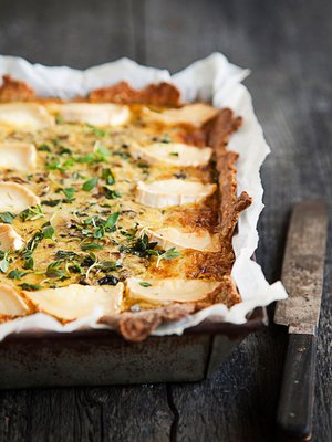 Sienipiirakka saa loppusilauksen vuohenjuustosta.