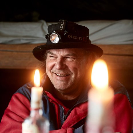 ”Täällä Lapissa ilta on pitkä ja pimeä. On aikaa lukea ja tuijottaa tulta. Tuli on vaikeuttanut elämääni paljon, ehkä juuri siksi osaan kunnioittaa sitä”, Kai sanoo.