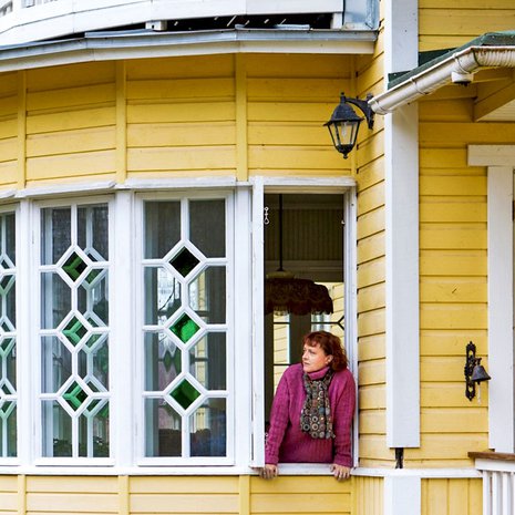 Hirsirunkoinen talo on rakennettu 1920-luvulla. Talo  tarvitsi suuren remontin, ennen kuin se muuttui viikonloppukodiksi.