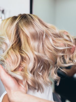 Miten hiukset saisi pysymään kauniin kiiltävinä vähemmällä värjäämisellä?