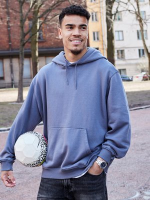 "En muista tarkasti ensikosketustani palloon, mutta innostuin heti. Äiti on aina kannustanut minua jatkamaan. Kävin koulua, koska oli pakko, mutta muuten halusin vain pelata futista", Pyry Soiri sanoo.