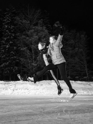 Simoeemil ja Saarastiina Nurmela, 20, asuvat yhdessä Helsingissä ja treenaavat muodostelmaluistelua Marigold IceUnity -joukkueessa.