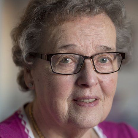 Kerttu Kudjoi, 84, on asunut Ruotsissa 61 vuotta, mutta tuntee itsensä yhä perisuomalaiseksi. ”Lauloin suomalaisessa kuorossa, ennen kuin korona laittoi laulut tauolle. Maanantai-iltaisin kodin suomalaisten naisten kanssa räsymattoja.”