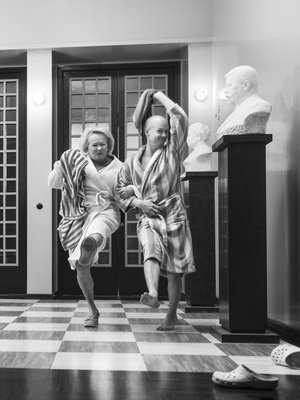 Eeva-Leena Pokela ja hänen poikansa Petteri Sariola saunovat mielellään taiteilijakoti Lallukassa, missä Eeva-Leenalla on asunto.