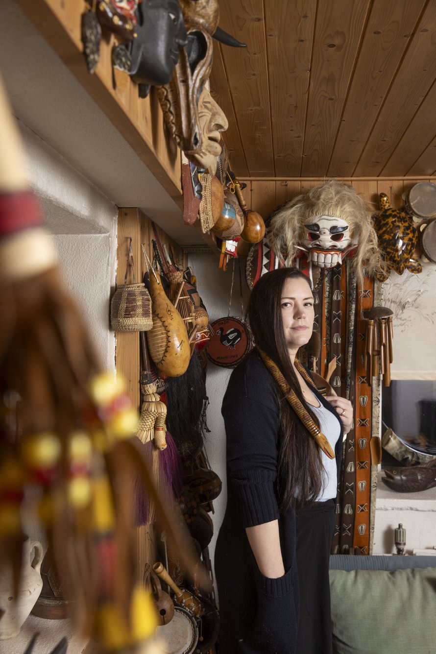 Anna Terilehdon lapsuudenkodin takkahuone on täynnä äidin matkamuistoja. Aluksi Pirjo osti niitä joka maasta, mieluiten paikallisia käsitöitä. Nykyään hän hankkii vain jotain nukkekotiin.