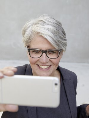 Tukka hyvin, kiiltääkö naama – muokkaatko sinä kuviasi somessa? Kuvituskuva.