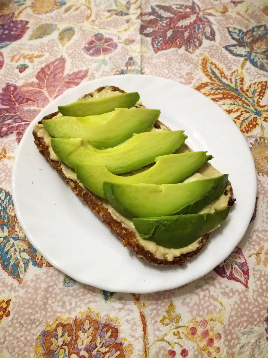Avokado, hummus ja rapea kauraleipä maistuvat kuin syntisempikin herkku!   – Viiru