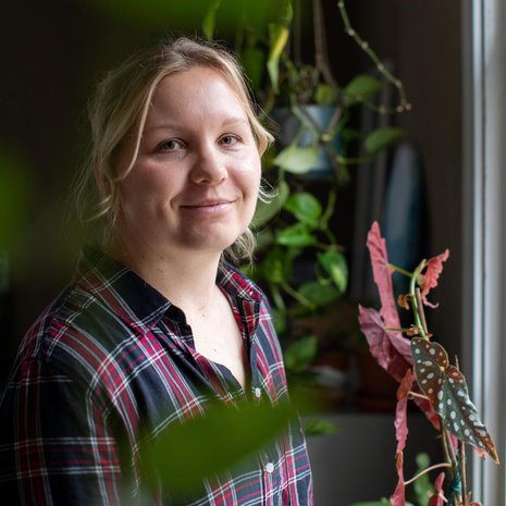 Riina Lepistö on purkanut tunteitaan paljon maalaamalla. "Tuntuu hyvältä, että taulujani on päätynyt ihmisille, jotka tunsivat mieheni”, hän sanoo.