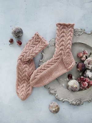 Tämän Niina Laitisen suunnitteleman villasukan nimikin on ihana: Hiljaa kuiskaa yö.