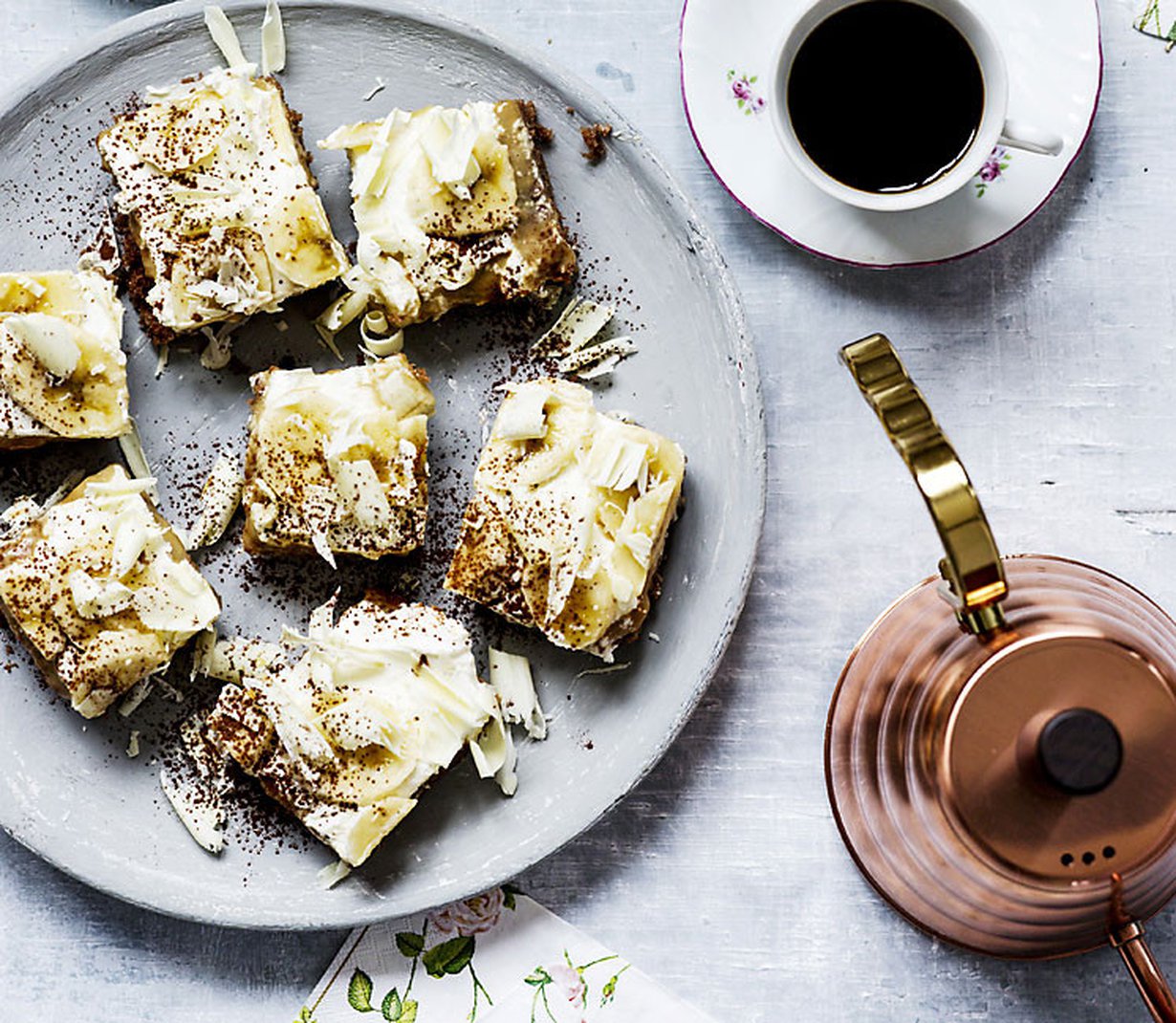 Banoffee-leivokset ovat makeita kuin toffeekarkit. Nopeuta leipomista käyttämällä valmiiksi karamellisoitua kondensoitua maitoa.