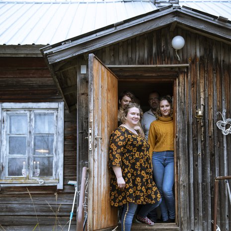 Tässä on Meron perheen koti, heille paras paikka maailmassa. Mari (edessä) kysyi ennen muuttoa monta kertaa lastensa Idan, Villen ja Kian mielipidettä. Sitten päätettiin kokeilla.