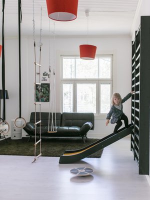 Entiseen yläluokkaan sopii nyt kaksi makuuhuonetta, vaatehuone, kylpyhuone sekä suuri aula, jossa voi roikkua puolapuissa ja kiipeillä narutikkailla. Puolapuut löytyivät toisesta lakkautetusta kyläkoulusta. Sienna esittää taidonnäytteen.