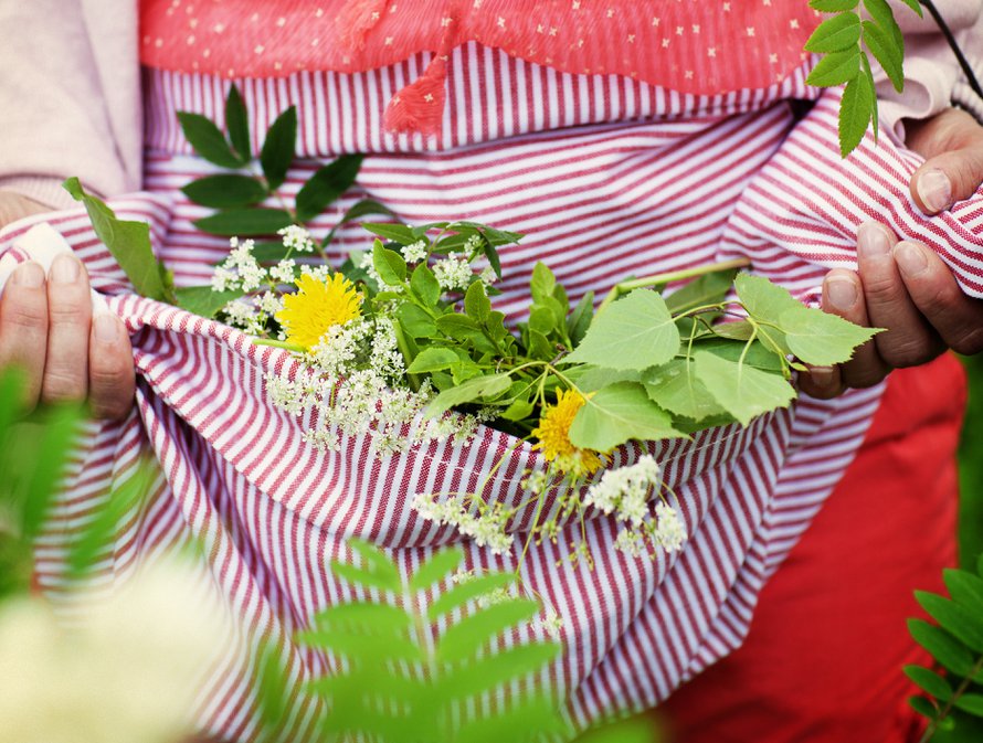 Tunnetuin juhannustaika on kerätä seitsemän kukkalajin kimppu ja asettaa se tyynyn alle. Unessa näet tulevan sulhon kuvan.